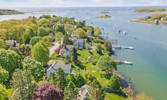 Cape Porpoise House | Luxurious 5 bedroom on the ocean with dock and kayaks
