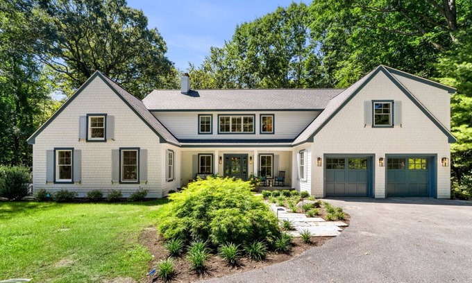 North Hampton House | Luxurious 5-bedroom House Walking Distance to Historic Beach Walk and Beaches