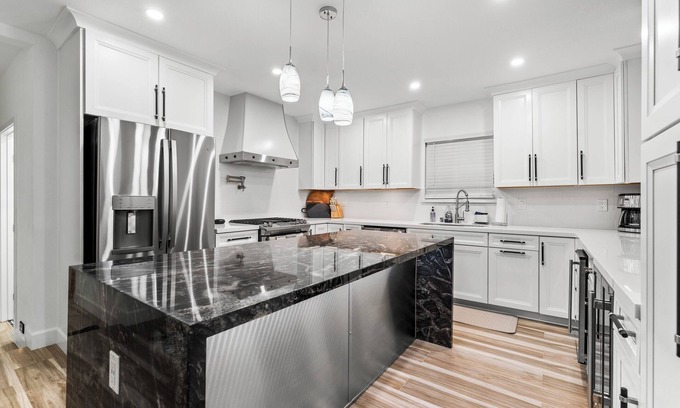 Palmdale House | Luxurious 5-bedroom house in the heart of Palmdale