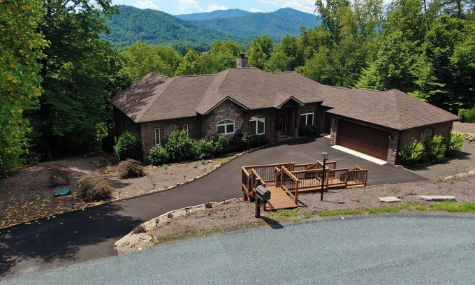 Nellysford House | Luxurious 5-bedroom house off Nelson 151 in Nellysford