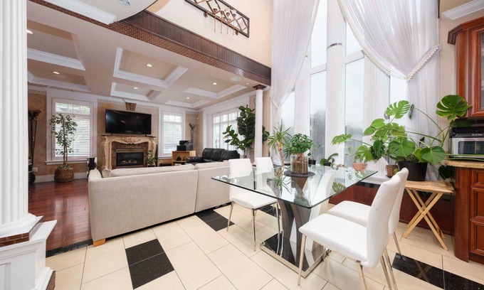 Riley Park-Little Mountain House | Luxurious 8-Bedroom Villa in Central Vancouver