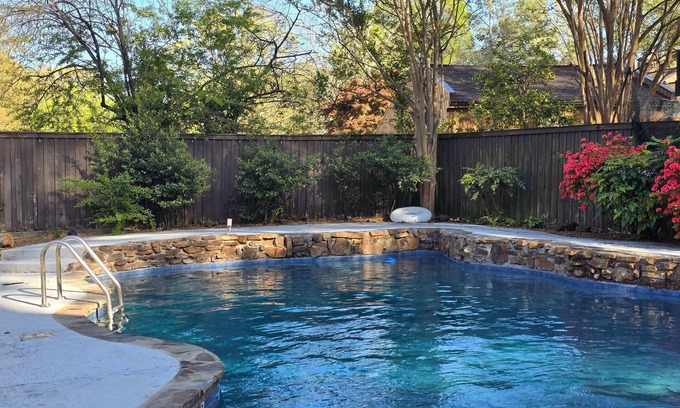 Ellendale House | Luxurious 8- BR Mansion with Pool- Near Germantown, Fully Fenced Backyard.