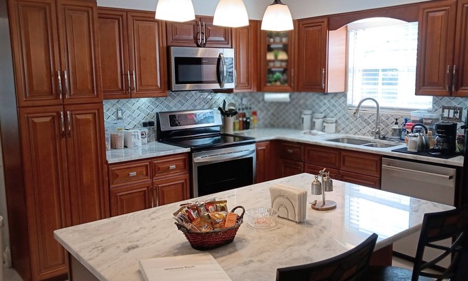 Buechel House | Luxurious and Stylish Home w/Open Floor Plan! Safe area. Free Parking