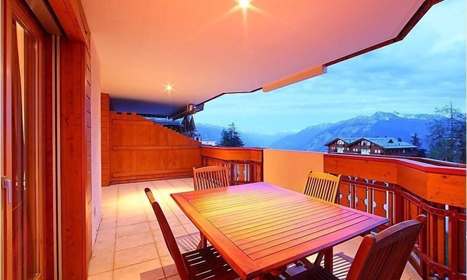 Montana Apartment | Luxurious apartment ideally located in the center of Montana crests
