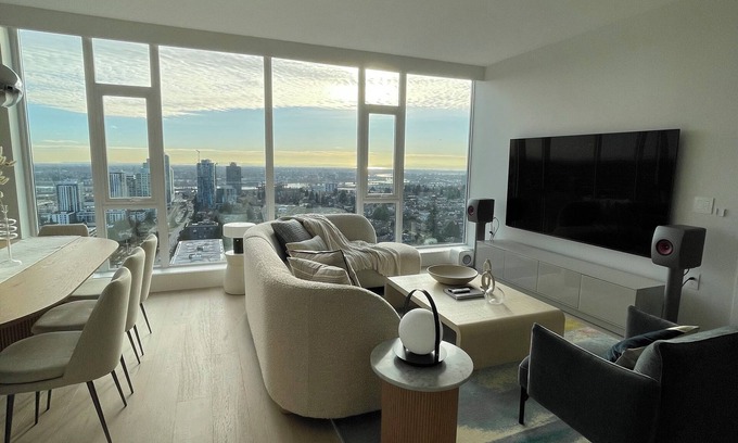Oakridge Apartment | Luxurious apartment featuring a stunning 270-degree panoramic city view.