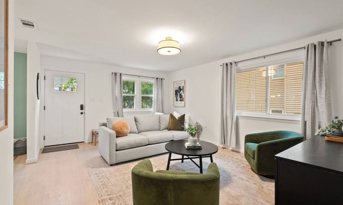Arlington Ridge House | Luxurious Arlington Pentagon City walk to Metro