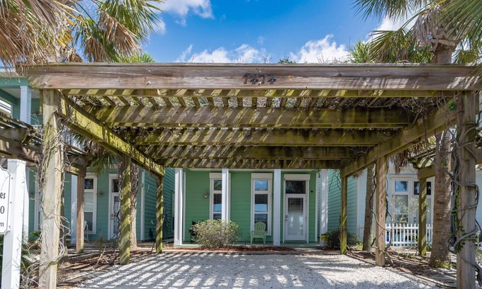 Lagoon Estates House | Luxurious Beachfront Mansion in Panama City Beach with Private Pool upto 16 ppl