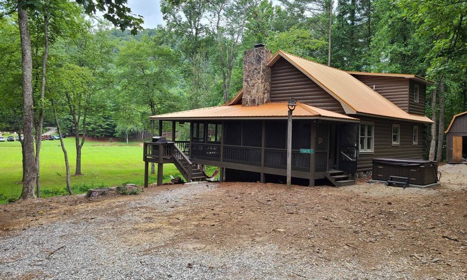 Suches Cabin | Luxurious Brown Mountain River Cabin 4BR/3Bath w/Hot Tub and Fire Pit