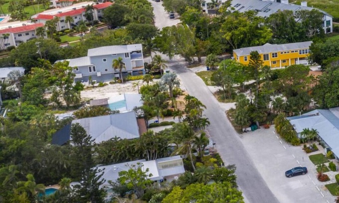 Whitney Beach Condo | Luxurious bungalow in Longboat Key