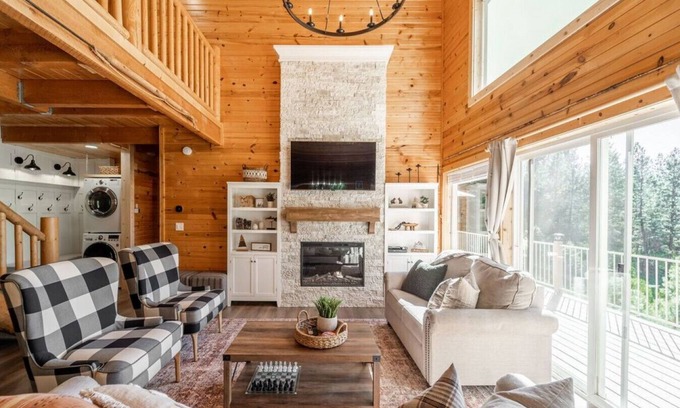 Cascade Cabin | Luxurious Cabin Close to Lake Cascade w/Hot Tub
