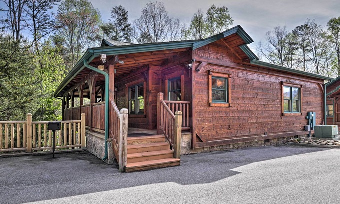 Gatlinburg Cabin | Luxurious cabin with an amazing wooded view