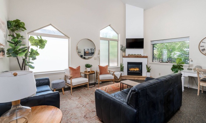 Coeur d'Alene Condo | Luxurious CDA Downtown Stay 5-Star, Walk to Downtown & Lake - Garage
