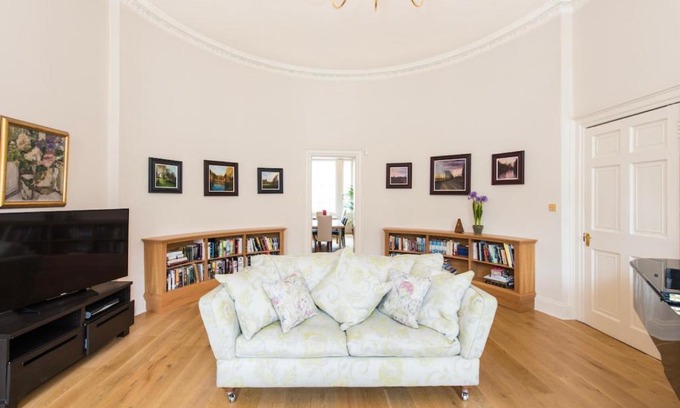 New Town Apartment | Luxurious city centre self catering apartment