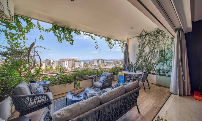 Alta Vista Apartment | Luxurious Condo at SOHO with Panoramic Romantic Zone Views