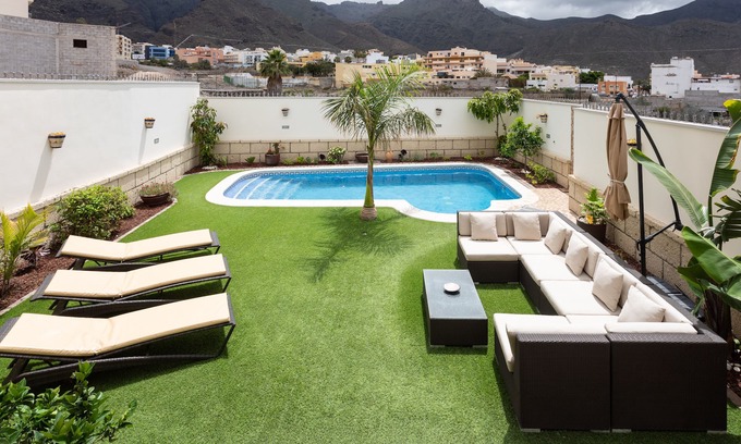Adeje House | Luxurious downtown villa with private pool
