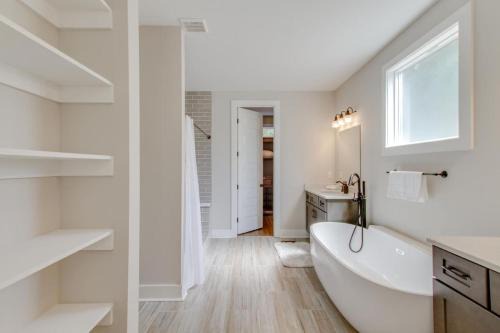 North Nashville House | Luxurious Extraordinaire Three Bedroom Downtown Action
