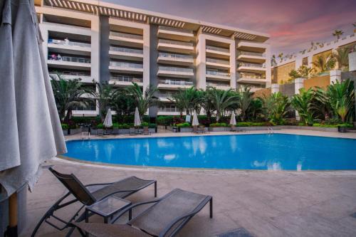 Qasr an-Nil Apartment | Luxurious Family 5BR Pool View Near Airport!