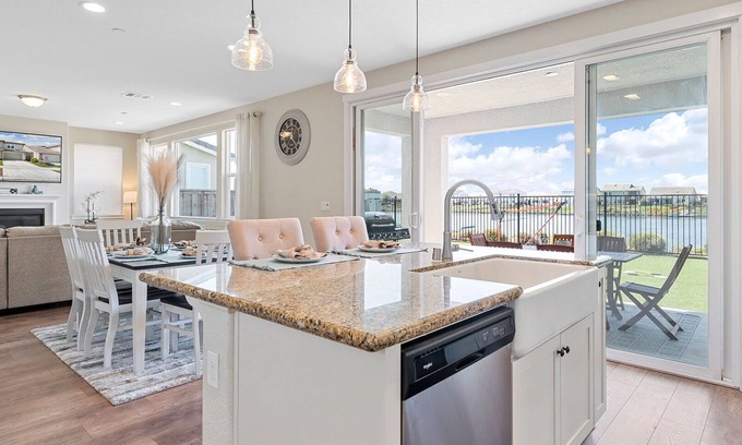 Lathrop House | Luxurious Family Retreat Lakeside