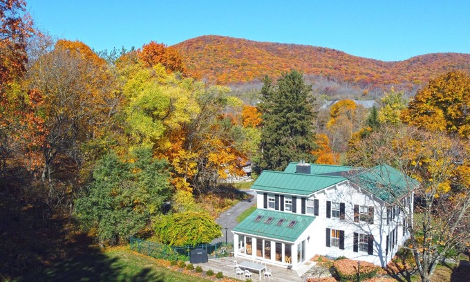 State College Other | Luxurious Farmhouse - 8 mins to Beaver Stadium