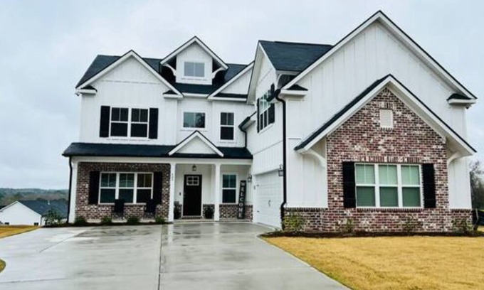 Evans House | Luxurious Farmhouse in Evans 15 mins from Masters only 7 miles
