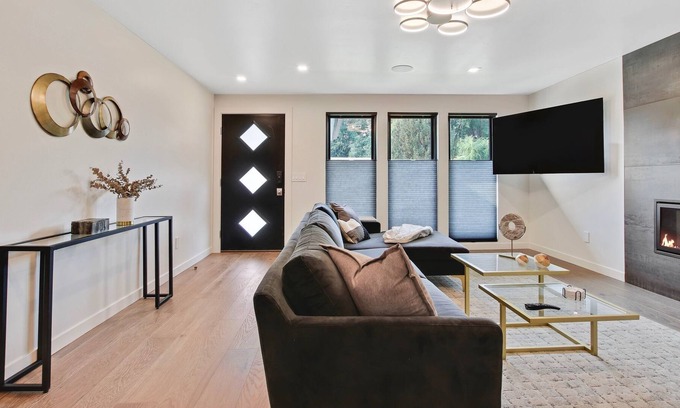Eagle House | Luxurious Fully Equipped 3BR Private Home in Eagle