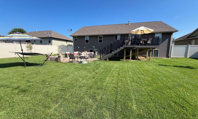 De Pere House | Luxurious Green Bay Retreat: Minutes from Lambeau Field