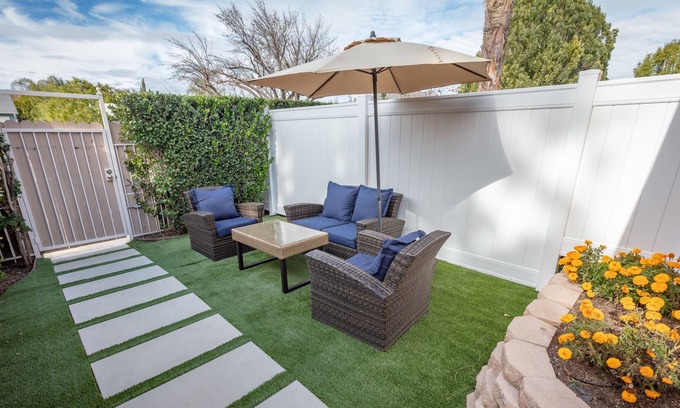 Reseda House | Luxurious Guest Suite with a Private Yard