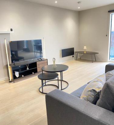 Manchester Apartment | Luxurious, High-End 2-Bedroom with Balcony