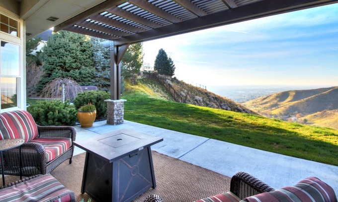 Collister House | Luxurious Hilltop Home W/Amazing Views