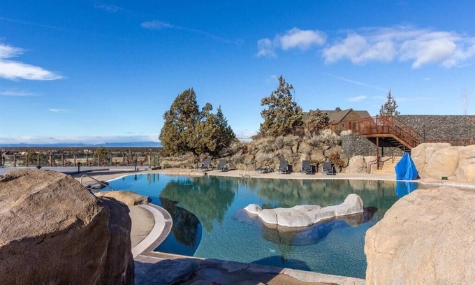Powell Butte House | Luxurious Home, Beautiful Views, Family Friendly!