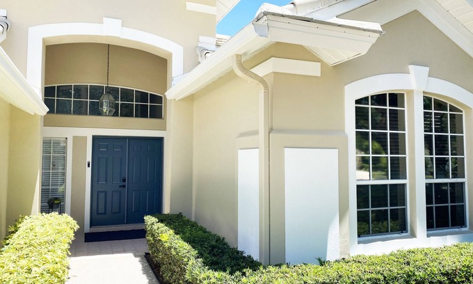 Braden River House | Luxurious Home in University Park Country Club. Min stay requirement 90 days.