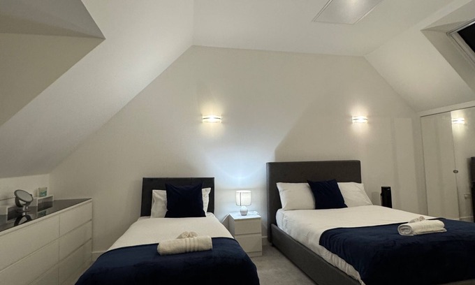 Luton House | Luxurious home near Luton Airport. Suitable for Families and Contractors