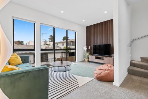 Otahuhu House | Luxurious House near Seaside Park