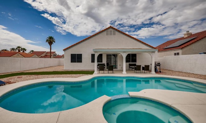 North Las Vegas House | Luxurious House With A Pool, Spa, and Patio, Sleeps 6 Comfortably