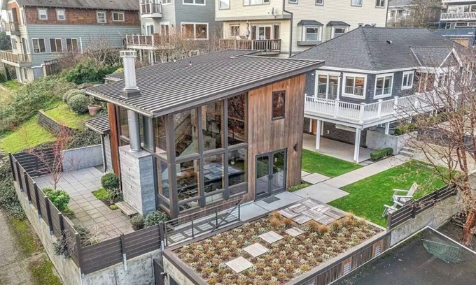 Magnolia House | Luxurious House with Views & Air Conditioning near Queen Anne & Ballard!