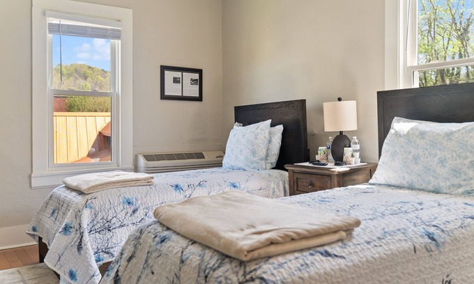 Tellico Plains Hotel | Luxurious Inn Next to the Mountains and the River, The Cole Room 9B