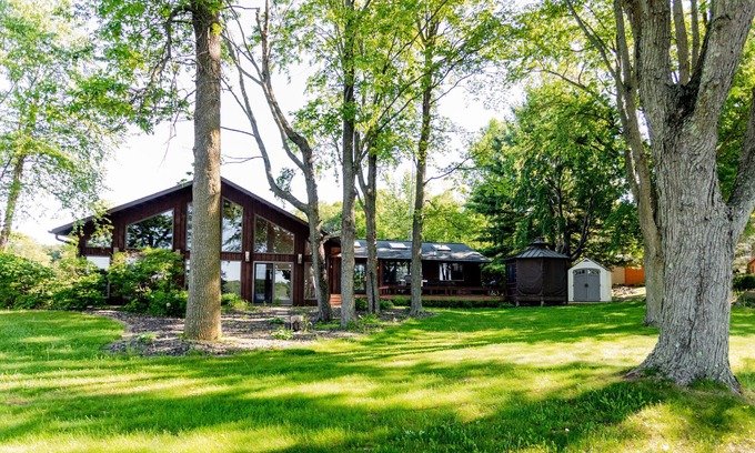 Spooner Cabin | Luxurious Lake McKenzie Cabin Getaway ~ Recently Remodeled!