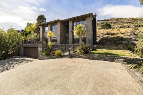 Kelvin Heights Villa | Luxurious Lake View Escape