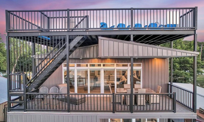 Medicine Park Boat Rental | Luxurious Lakehouse Living