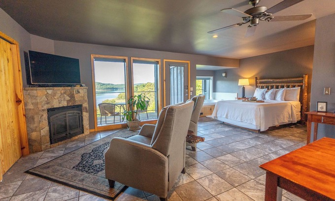Sylvan Shores Cabin | Luxurious Lakeview Cabin with Jetted Tub