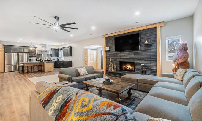 Lewiston Hotel | Luxurious Lodge w/8-lane bowling ally, additional Cottage & great location!