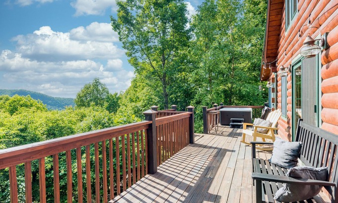 Old Fort House | Luxurious log cabin w/stunning views, WiFi, hot tub + 15 mins to Black Mountain