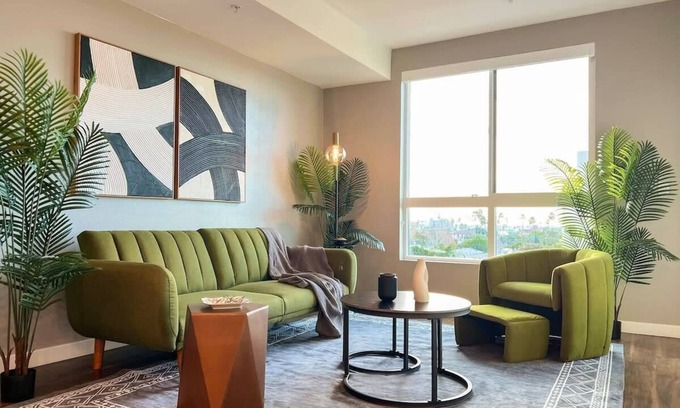 Beverly Hills Apartment | Luxurious Mid-Hollywood (City View+Free Parking) 10min to Universal Studios