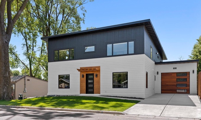 Winneconne House | Luxurious Modern home Built in 2024 On the channel of Lake Winneconne