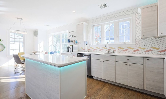 Quincy House | Luxurious Modern Smart Home in Quincy, near Beach and Boston