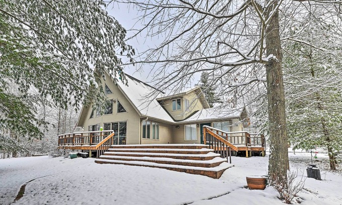 Neillsville House | Luxurious Neillsville Retreat on Lake Arbutus