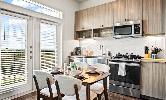 West Oak Hill Apartment | Luxurious New Unit|1Bd1Ba|Pool, Golf Sim