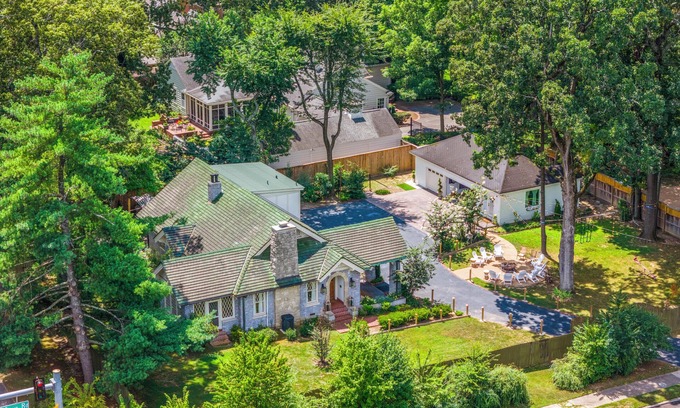 East Memphis House | "Luxurious Retreat for Families, Couples & Work Getaways Cozy Oasis of Elegance!