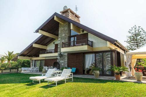 Pefkochori Villa | Luxurious Seafront Villa in Pefkohori