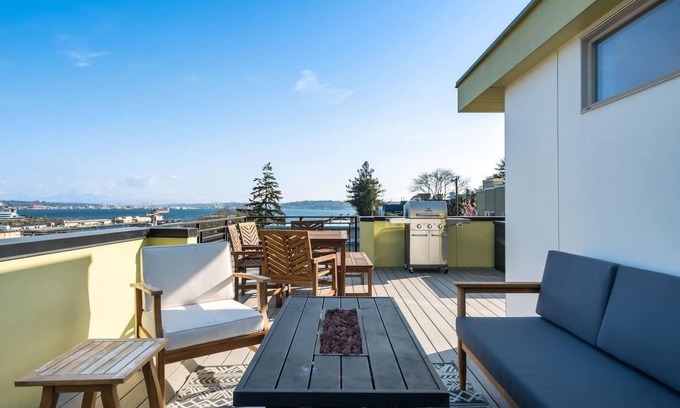 Interbay House | Luxurious Seattle townhome w/Mt Rainier and skyline views!